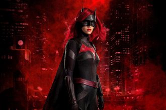 Javicia Leslie megosztotta az első hivatalos képet a Batwoman szereléséről 26 Batwoman
