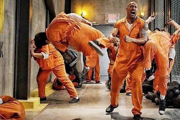 Halálos iramban 8 – The Rock a börtönben aprítja a népet, új videók 12 Halálos iramban 8 – The Rock a börtönben aprítja a népet, új videók
