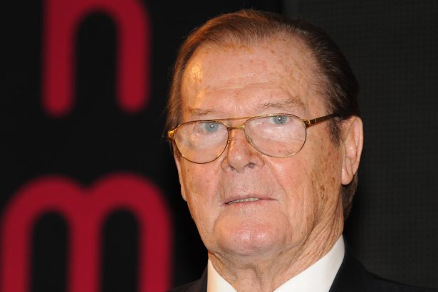89 évesen elhunyt Sir Roger Moore 28 89 évesen elhunyt Sir Roger Moore