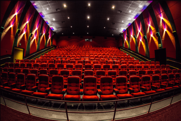 Egy friss kutatás szerint a mozik akár 2021 közepéig is zárva tarthatnak, miután a legtöbb idei film bemutatóját törölték 20 AMC Theatre