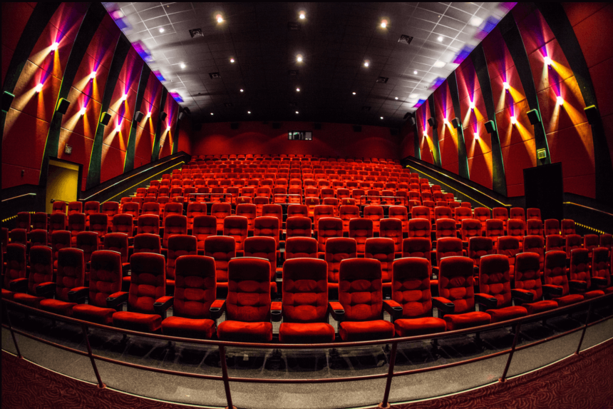 Egy friss kutatás szerint a mozik akár 2021 közepéig is zárva tarthatnak, miután a legtöbb idei film bemutatóját törölték 11 AMC Theatre