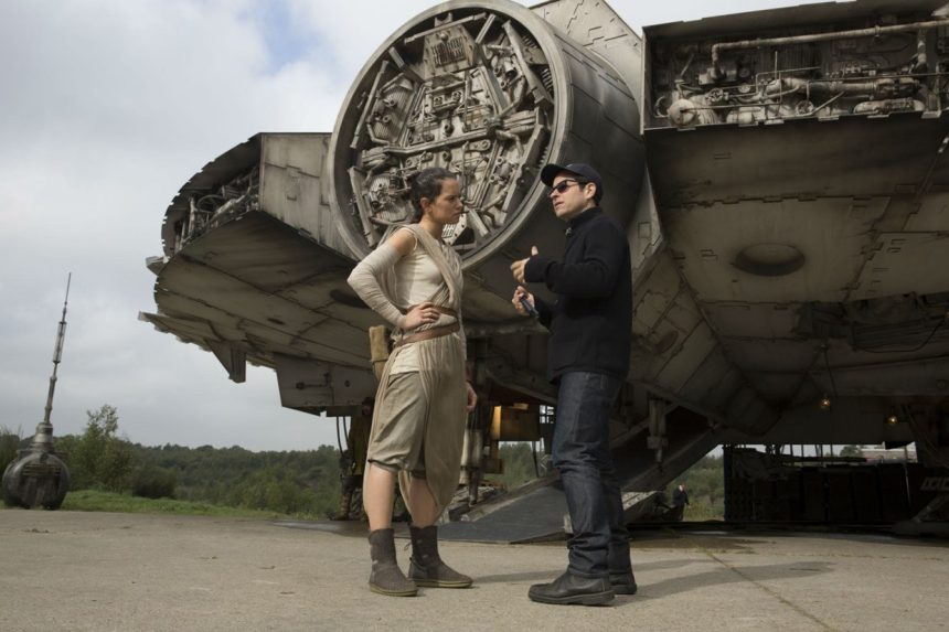 Millennium Falcon képeket kaptunk a Star Wars VIII forgatásáról 11 Millennium Falcon képeket kaptunk a Star Wars VIII forgatásáról
