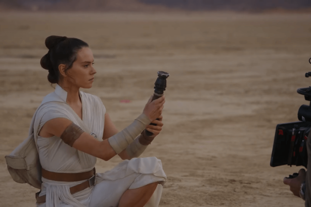 Megmutatták közelebbről is Rey új, arany pengéjű fénykardját a Skywalker korából 14 Star Wars: Skywalker kora