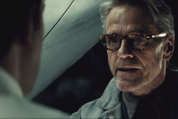 Az igazság ligájában is Jeremy Irons alakítja Alfredet