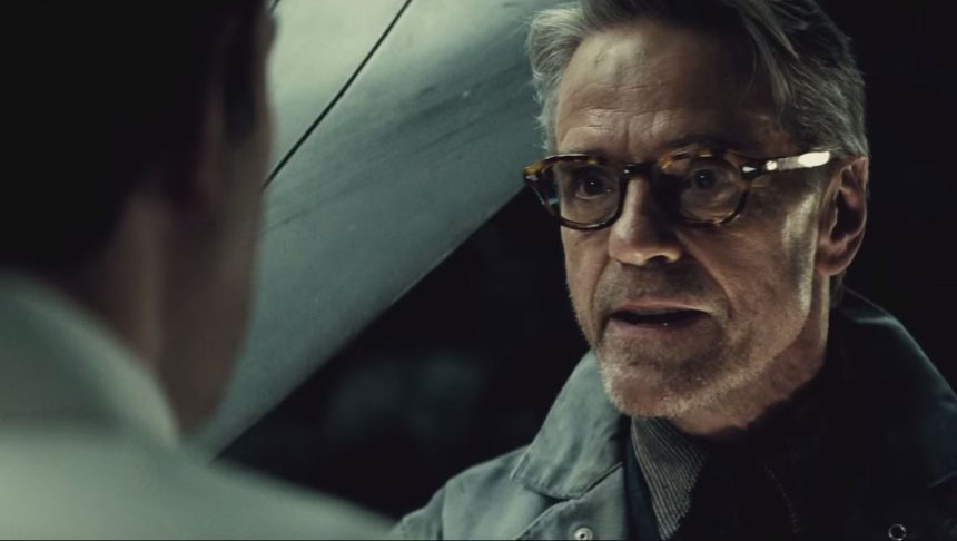 Az igazság ligájában is Jeremy Irons alakítja Alfredet 11 Az igazság ligájában is Jeremy Irons alakítja Alfredet