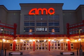Az AMC moziláncnak nem tetszik a modell, hogy a Warner Bros. közvetlen HBO Maxon is bemutatja a 2021-es filmeket 26 AMC Theatres