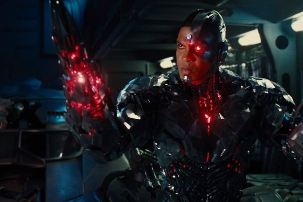Ray Fisher teljesen pontatlannak nevezte a hírt, miszerint Cyborg szerepét törölték a The Flash-filmből 22 Cyborg