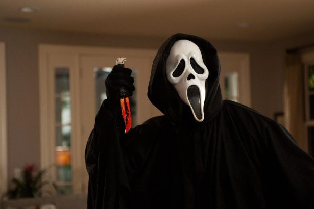 A Ghostface visszatért a Sikoly első teaser poszerén, a héten pedig érkezik a nagy előzetes is 18 Sikoly