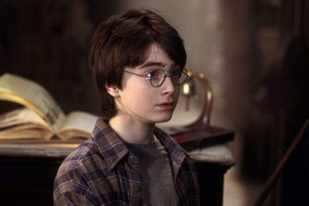 A Harry Potter és a bölcsek köve átlépte az egymilliárd dolláros mérföldkövet, miután Kínában újrabemutatták 12 Harry Potter és a bölcsek kövére