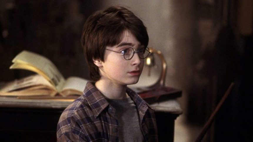 A Harry Potter és a bölcsek köve átlépte az egymilliárd dolláros mérföldkövet, miután Kínában újrabemutatták 11 Harry Potter és a bölcsek kövére