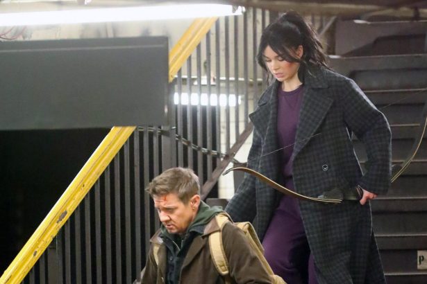 Kate Bishop szerepében Hailee Steinfeld, miközben még Sólyomszem sorsára is kaptunk utalást a forgatás első napján 30 Kate Bishop szerepében Hailee Steinfeld, miközben még Sólyomszem sorsára is kaptunk utalást a forgatás első napján