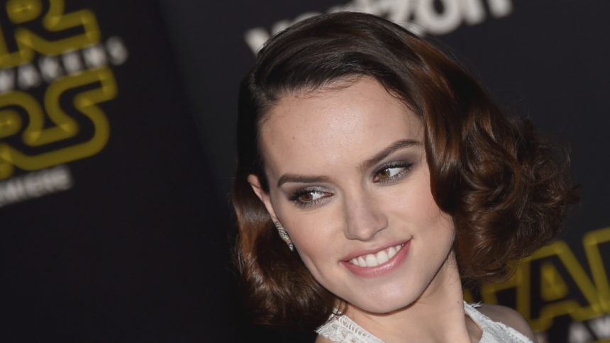 Így fest Daisy Ridley Ophelia szerepében!