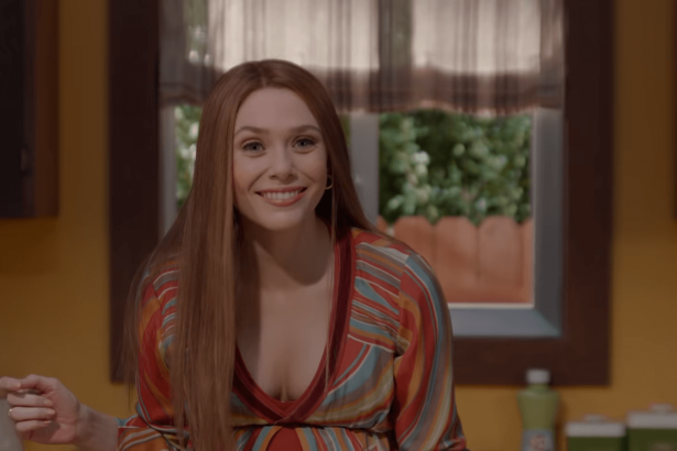 Elizabeth Olsen és Paul Bettany új jelmezben a WandaVision forgatásán 20 WandaVision