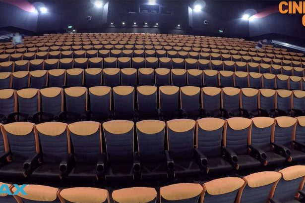 Olaszországból érkeztek új székek az IMAX terembe 22 Olaszországból érkeztek új székek az IMAX terembe