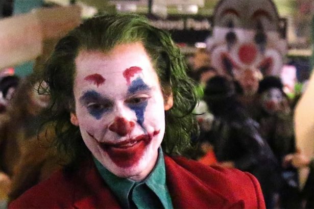 A képek után már videón is megnézhetjük Joaquin Phoenix Joker figuráját 22 Joker