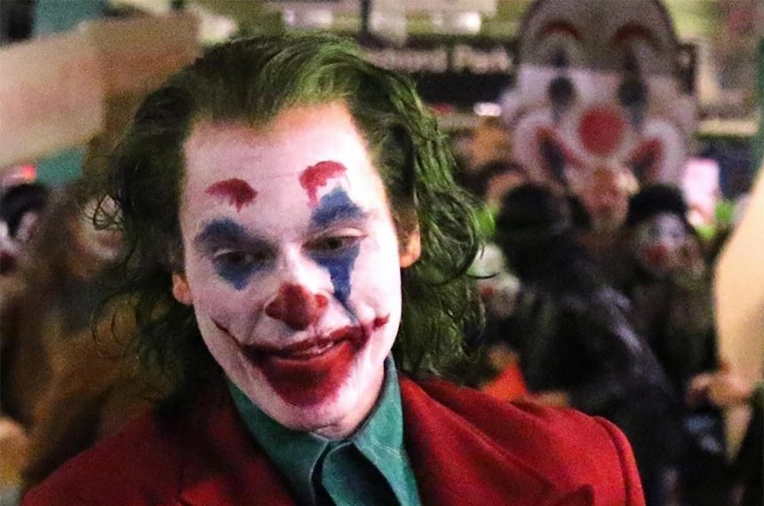 A képek után már videón is megnézhetjük Joaquin Phoenix Joker figuráját 11 Joker