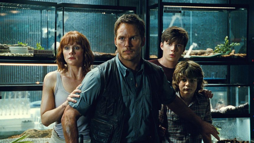 Chris Pratt annyira kemény, hogy késsel menti meg a világot a dinóktól a Jurassic World: Világuralom legújabb képén 11 Jurassic World