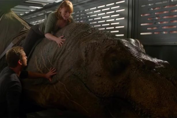 Bryce Dallas Howard egy T-Rexet lovagol meg a legújabb Jurassic World: Bukott birodalom tévészpotban 26 Bryce Dallas Howard egy T-Rexet lovagol meg a legújabb Jurassic World: Bukott birodalom tévészpotban