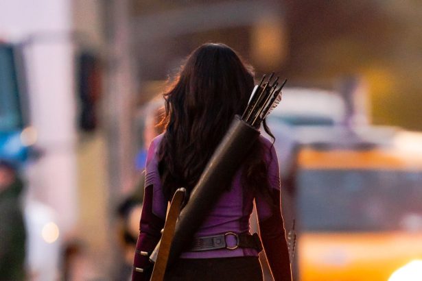 Dögös hivatalos képeket kapott Hailee Steinfeld karaktere, Kate Bishop, a Sólyomszem-sorozat másik főszereplője 26 Sólyomszem Kate Bishop