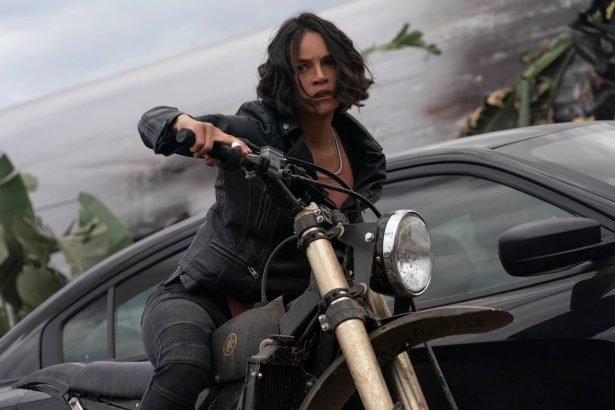 Michelle Rodriguez megerősítette a Halálos iramban 9. kapcsán azt a rajongói teóriát, hogy az űrbe is feljutnak 16 Halálos iramban 9.