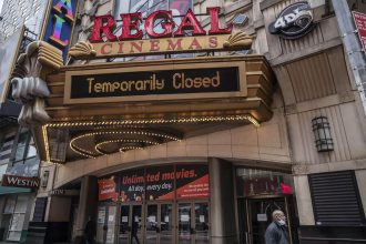 A 007 Nincs idő meghalni csúsztatása volt az utolsó csepp a pohárban: a Cineworld bezár minden mozit az Egyesült Államokban és az Egyesült Királyságban 25 Regal
