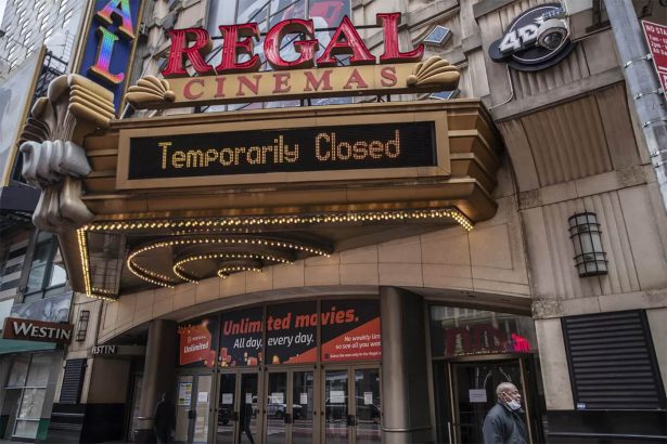 A 007 Nincs idő meghalni csúsztatása volt az utolsó csepp a pohárban: a Cineworld bezár minden mozit az Egyesült Államokban és az Egyesült Királyságban 12 Regal