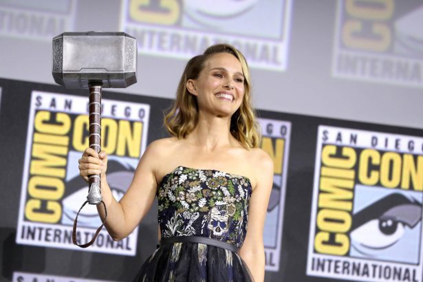 A Thor: Szerelem és mennydörgés legújabb promóciós képén Natalie Portman, azaz a Hatalmas Thor jelmezét csodálhatjuk meg 26 Thor Natalie Portman
