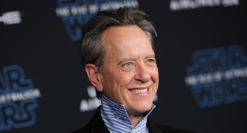 Richard E. Grant megerősítette, hogy Tom Hiddleston oldalán ő is szerepelni fog a Loki Disney+ sorozatban 11 Richard E. Grant