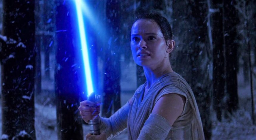 Kylo Ren kudarcát az is bizonyítja, hogy Rey érdemelte ki Luke Skywalker fénykardját 11 Rey