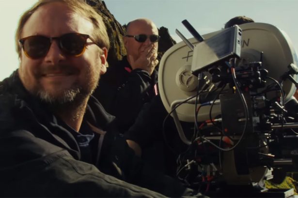 Colin Trevorrow kérésére Rian Johnson egy extra jelenetet filmezett Az utolsó Jedikhez 12 Rian Johnson