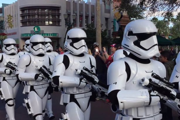 Rohamosztagosokkal próbálják betartatni a közösségi távolságtartást a Disney Springs kalandparkban 18 Star Wars