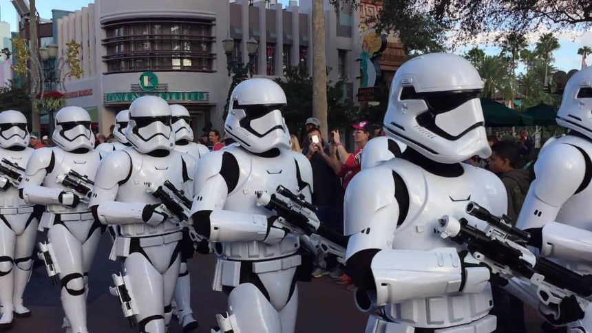 Rohamosztagosokkal próbálják betartatni a közösségi távolságtartást a Disney Springs kalandparkban 11 Star Wars