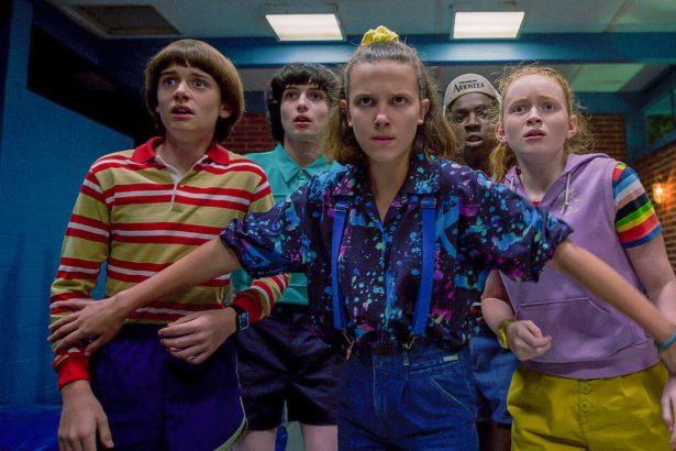 A nyilvánosságra hozott képek szerint a Stranger Things következő évadának nyitórésze a X-Men univerzumra utal majd.