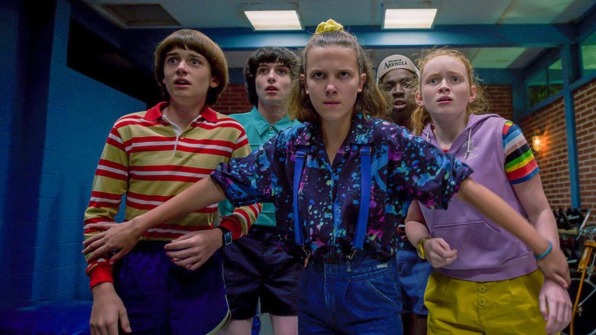 A nyilvánosságra hozott képek szerint a Stranger Things következő évadának nyitórésze a X-Men univerzumra utal majd. 11 A nyilvánosságra hozott képek szerint a Stranger Things következő évadának nyitórésze a X-Men univerzumra utal majd.