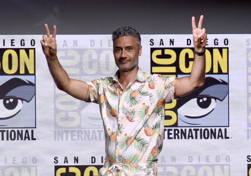 Akár egy jól sikerült egyetemi buli is lehetne a kép címe, ahogy Taika Waititi a Thor 4. forgatókönyvén dolgozik 11 Taika Waititi