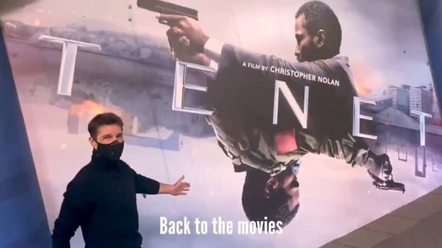 Tom Cruise maszkot vett, s beült a Tenet londoni bemutatójára tegnap 11 Tenet