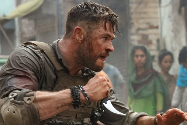 Chris Hemsworth arcára fagyott a mosoly a Tyler Rake: A kimenekítés folytatásának első hivatalos képén 20 Tyler Rake: A kimenekítés