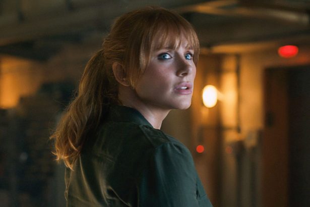 Bryce Dallas Howard karaktere, Claire nyakig ül a bajban a Jurassic World: Világuralom új képkockáján 20 Jurassic World: Bukott világ