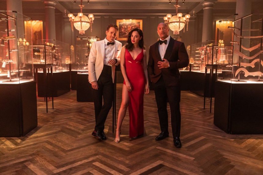 Gal Gadot, Ryan Reynolds és Dwayne Johnson a Netflix eddigi legdrágább filmjében 11 Red Notice