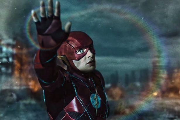 Ezra Millert most egy szekta vezetésével és kiskorúak nevelésével vádolják 28 Flash