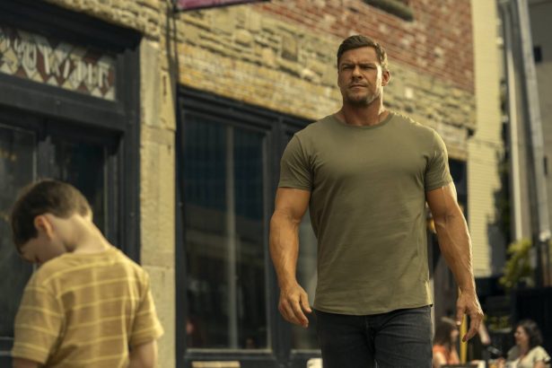 A Reacher sztárja, Alan Ritchson annyira szeretné eljátszani Batmant, hogy azt mondja: „Még csak fizetni sem kellene érte” 16 Reacher