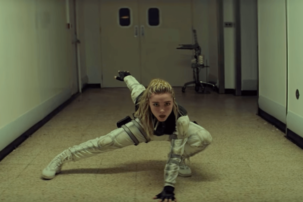 Florence Pugh viccet csinált Fekete Özvegy ikonikus pózából a forgatáson 14 Fekete Özvegy