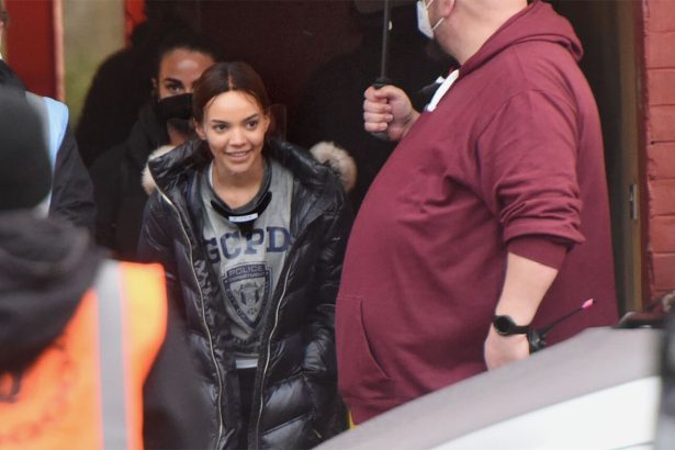 A Batgirl forgatási fotója megerősítette, hogy Batman segítő társa is része a DCEU-nak 26 Leslie Grace Batgirl