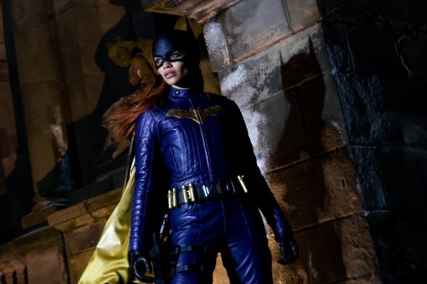 A Batgirl forgatási videóján Brendan Fraser főgonosza tüzeskedik, majd megvárja, hogy leégjen az épület 24 Batgirl