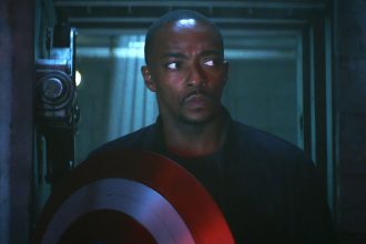 Anthony Mackie kiáll kijelentései mellett, hangsúlyozva hazaszeretetét és a karakter egyetemes értékeit 24 Amerika kapitány: Szép új világ