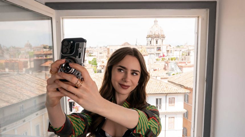 A Netflix megrendelte az Emily Párizsban 5. évadát 11 Emily in Paris