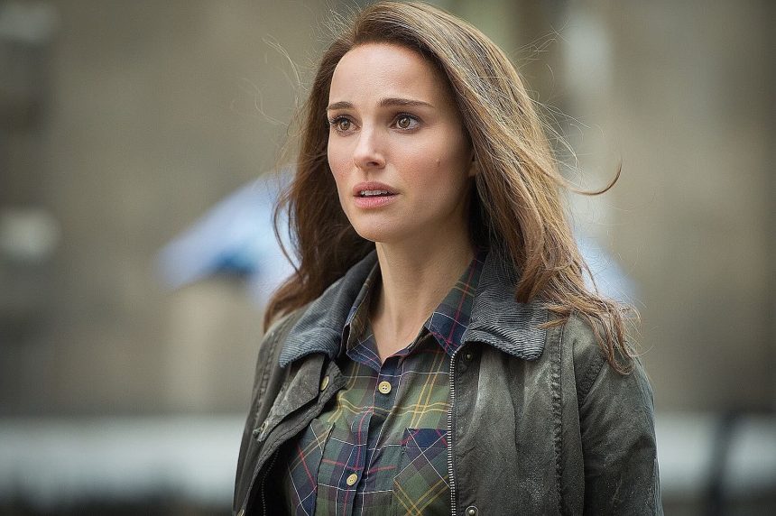 A Thor: Love and Thunder legújabb képein Jane Foster átalakulása látható, Valkűr pedig mintha a Men in Black forgatásáról toppant volna be 11 Thor
