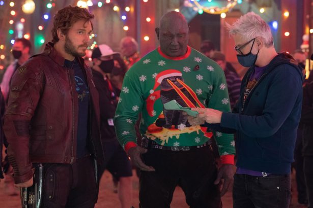A rajongók vitáztak, hogy Nebula hogyan szerezte meg Mordály különleges ajándékát, amikor James Gunn helyreigazított egy trollt 14 A galaxis őrzői ünnepi különkiadás