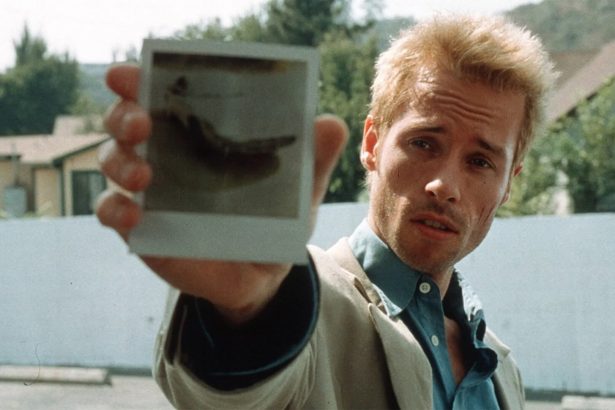 Guy Pearce szerint borzalmas alakítást nyújtott a Mementóban 12 Mementó