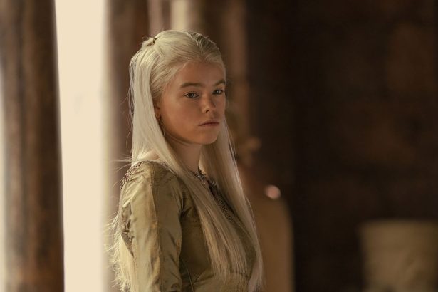 „Valaki nagyon magasról” szólt Milly Alcocknak, hogy kap egy színésztrénert – a Sárkányok háza forgatásának második napján 14 House of the Dragon